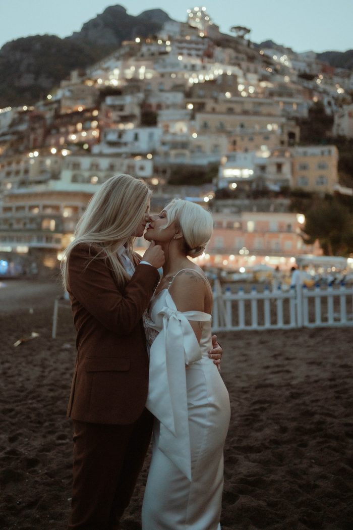 wedding couple kissing on Italian coast