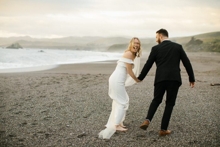 jour du mariage couple courir et rire sur la plage