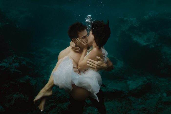 couple kissing underwater