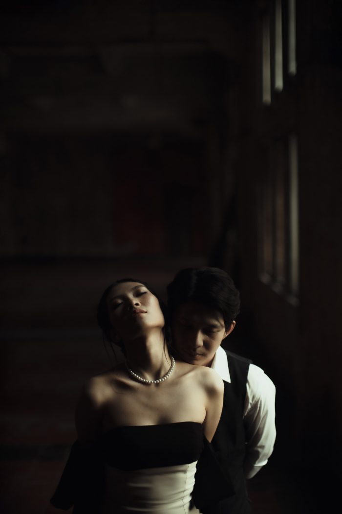 image sensuelle du couple dans les ombres sombres