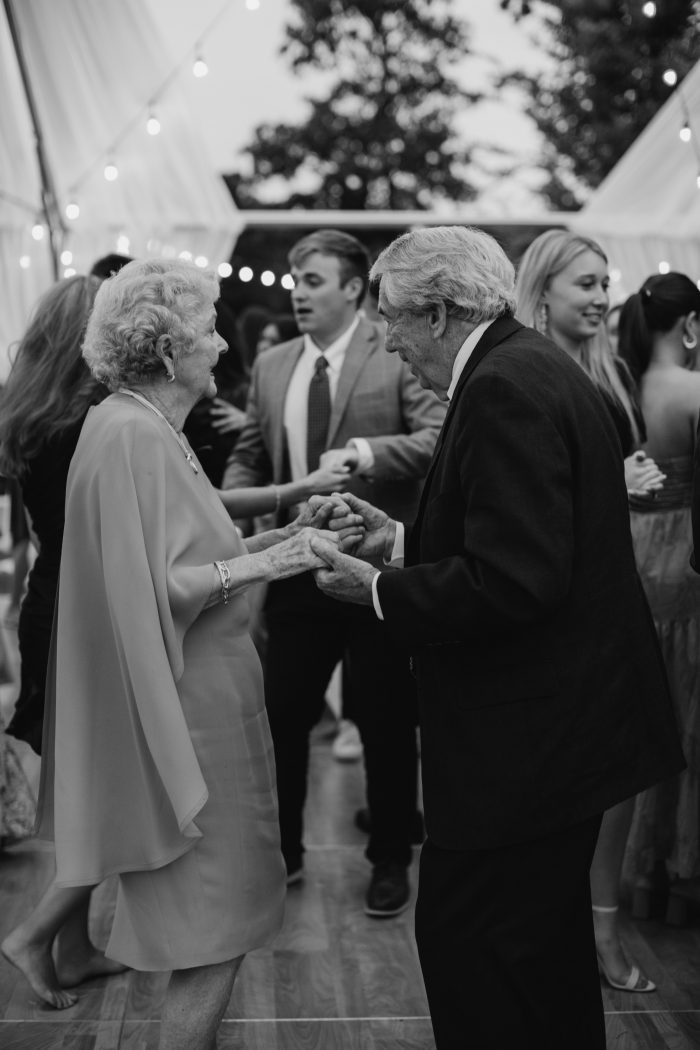 vieux grands-parents dansant lors d'une réception de mariage