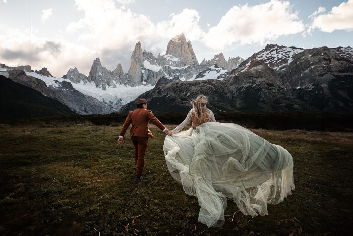 couple running through the dolomites